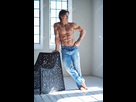 https://www.noelshack.com/2022-26-6-1656720145-58123753-image-corporelle-complete-de-l-homme-torse-nu-muscle-en-jeans.jpg