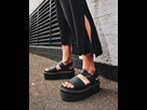 https://image.noelshack.com/fichiers/2022/28/1/1657570129-femme-dr-martens-sandales-plateformes-voss-quad-en-cuir-c3a0-brides-black-hydro-leather-sandales-plateformes-1.jpg