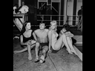 https://image.noelshack.com/fichiers/2022/32/1/1659965735-alain-delon-en-maillot-de-bain-avec-mylene-demongeot-pascale-petit-sur-le-film-sois-belle-et-tais-toi-1957.jpg