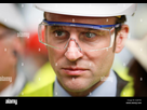 https://image.noelshack.com/fichiers/2022/33/1/1660599136-le-ministre-francais-de-l-economie-emmanuel-macron-portant-un-casque-et-des-lunettes-de-protection-assiste-a-une-visite-sur-le-site-d-areva-creusot-forge-a-le-creusot-en-france-le-2-mai-2016-reuters-robert-pratta-2cjr702.jpg