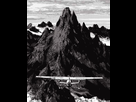 https://image.noelshack.com/fichiers/2022/33/3/1660762381-les-montagnes-hallucinees-avis-critique-review-l-audacieuse-et-reussie-adaptation-de-lovecraft-en-manga-extrait4-avion-face-montagne.jpg