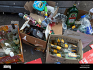 https://image.noelshack.com/fichiers/2022/35/5/1662085389-des-bouteilles-vides-des-bouteilles-d-alcool-apres-fetes-garbage-e53crp.jpg