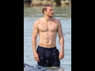 https://image.noelshack.com/fichiers/2022/36/3/1662570426-charlie-hunnam-shirtless-beach-hawaii-march-2018.jpg