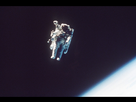 https://image.noelshack.com/fichiers/2022/37/6/1663443452-1364757-l-astronaute-americain-bruce-mccandless-evolue-librement-dans-l-espace-sur-son-fauteuil-spatial-le-07-fevrier-1984.jpg