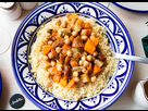 https://image.noelshack.com/fichiers/2022/41/5/1665745813-couscous-maroc-moyn-orient-epices-tajine-cartotte-navet-topinambour-rutabaga-721x524.jpg