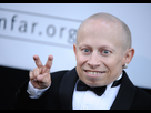 https://image.noelshack.com/fichiers/2022/43/2/1666726748-disparition-de-verne-troyer-l-acteur-qui-interpretait-mini-moi-dans-austin-powers.jpg