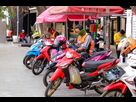 https://image.noelshack.com/fichiers/2022/44/6/1667636721-taxi-de-moto-bangkok-dans-la-rue-que-le-chauffeur-se-trouve-sur-mobylette-en-regardant-telephone-thailande-mars-184901379.jpeg