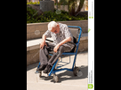 https://image.noelshack.com/fichiers/2022/45/7/1668351921-vieil-homme-dans-le-fauteuil-roulant-moderne-15388163.jpg