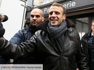 https://image.noelshack.com/fichiers/2022/51/3/1671654628-1650748031-decouvrez-d-ou-vient-le-blouson-en-cuir-porte-par-emmanuel-macron-a-honfleur.jpeg