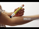 https://image.noelshack.com/fichiers/2022/51/7/1671995256-young-man-using-epipen-adrenaline-syringe-to-self-administrate-the-picture-id129375319.jpg