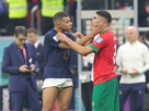 https://image.noelshack.com/fichiers/2023/01/3/1672853994-france-maroc-kylian-mbappe-dans-les-bras-d-achraf-hakimi-un-detail-physique-surprenant-interpelle-1.jpg