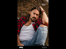 https://image.noelshack.com/fichiers/2023/04/4/1674751284-jeune-homme-serbe-beau-dans-une-chemise-en-flanelle-et-un-jean-dechire-adosse-sur-une-botte-de-foin-2gmf9h2.jpg