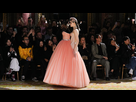 https://image.noelshack.com/fichiers/2023/04/6/1674896838-230125155009-07-paris-fashion-week-viktor-rolf-couture-full-169.jpg