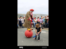 https://image.noelshack.com/fichiers/2023/05/3/1675275356-clown-s-amusant-en-equilibre-sur-un-ballon-geant-tandis-que-la-jonglerie-et-l-interaction-avec-l-audiance-bg2hn7.jpg