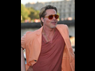 https://image.noelshack.com/fichiers/2023/06/6/1676139581-brad-pitt-en-t-shirt-tunisien-et-veste-saumon-sous-la-chaleur-parisienne-le-16-juillet-2022-pose-devant-la-tour-eiffel.jpg