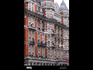 https://image.noelshack.com/fichiers/2023/09/3/1677639503-detail-de-l-architecture-victorienne-la-facade-de-l-immeuble-a-londres-m2xfgc.jpg