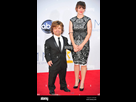 https://image.noelshack.com/fichiers/2023/23/1/1685971280-peter-dinklage-erica-schmidt-arrivants64th-primetime-emmy-awards-arrivals-nokia-theatre-l-a-live-los-angeles-ca-septembre-23-cm32we.jpg