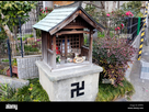 https://image.noelshack.com/fichiers/2023/24/7/1687086615-a-small-roadside-shinto-shrine-in-japan-efppfx.jpg