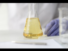 https://image.noelshack.com/fichiers/2023/28/4/1689282093-2023-07-13-23-00-40-fiole-liquide-jaune-table-devant-assistant-scientifique-laboratoire-examine-prod.jpg
