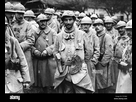 https://image.noelshack.com/fichiers/2023/30/7/1690744746-les-troupes-de-soldats-de-l-infanterie-francaise-pendant-la-premiere-guerre-mondiale-1916-fycmj2.jpg