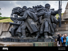 https://image.noelshack.com/fichiers/2023/31/6/1691239921-fier-ukrainiens-toasting-heros-au-monument-commemoratif-de-guerre-complexe-kiev-ukraine-mtwmw5.jpg