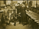 https://image.noelshack.com/fichiers/2023/32/7/1691918564-2006-1-14234-ouvrieres-usine-2.jpg
