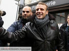 https://image.noelshack.com/fichiers/2023/36/1/1693852273-1650748031-decouvrez-d-ou-vient-le-blouson-en-cuir-porte-par-emmanuel-macron-a-honfleur.jpeg