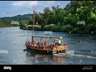 https://image.noelshack.com/fichiers/2023/40/3/1696430151-les-touristes-en-gabare-gabarre-chaland-traditionnel-utilise-pour-une-excursion-sur-la-riviere-dordogne-la-roque-gageac-dordogne-france-e3y4wj.jpg