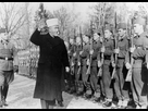 https://image.noelshack.com/fichiers/2023/40/4/1696537352-bundesarchiv-bild-146-1978-070-04a-amin-al-husseini-bei-bosnischen-ss-freiwilligen.jpg