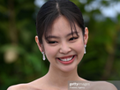 https://image.noelshack.com/fichiers/2023/40/6/1696703476-jennie-gettyed.png