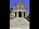 https://image.noelshack.com/fichiers/2023/45/7/1699785491-la-cathedrale-notre-dame-du-puy-en-velay-est-spectaculaire-un-immense-escalier-mene-de-la-ville-a-la-cathedrale-photo-raymond-faure-1609324183.jpg