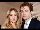 https://image.noelshack.com/fichiers/2023/47/6/1700911622-suki-waterhouse-robert-pattinson-met-gala-050123-e59e99338f244621b5e50e5f7f1a2107.jpg