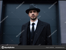 https://image.noelshack.com/fichiers/2024/01/1/1735578042-depositphotos-346561808-stock-photo-front-view-mafioso-black-coat.jpg