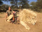 https://image.noelshack.com/fichiers/2024/07/2/1707849956-kendall-jones-lion-hunt-zimbabwe.jpg