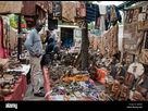 https://image.noelshack.com/fichiers/2024/08/7/1708878146-paris-france-shopping-marche-aux-puces-de-clignancourt-produits-africains-stall-display-homme-d-affaires-africain-bj88k8.jpg