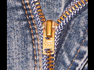 https://image.noelshack.com/fichiers/2024/14/2/1712076217-ykk-zipper-on-jeans-close-up.jpg