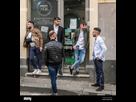 https://image.noelshack.com/minis/2024/16/1/1713188429-un-groupe-de-jeunes-siciliens-dans-une-rue-de-village-sicile-italie-2mx2pr1.png