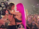 https://image.noelshack.com/fichiers/2024/22/6/1717266734-yailin-tengo-una-amiguita-que-me-besa.gif