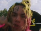 https://image.noelshack.com/fichiers/2024/23/3/1717567806-6ix9ine-te-ruego-que-te-alejes-de-nuestros-pecados-mi-angel.gif