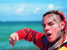 https://image.noelshack.com/fichiers/2024/23/5/1717750506-6ix9ine-y-yo-siempre-lo-estoy-esperando-con-mi-pistola.gif