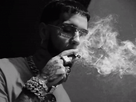 https://image.noelshack.com/fichiers/2024/26/1/1719212099-anuel-fumando-thc.gif