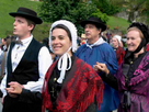 https://image.noelshack.com/minis/2024/28/2/1720517756-hommes-et-femmes-en-costume-traditionnel-de-haute-savoie-1200x900.png