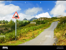 https://www.noelshack.com/2024-29-4-1721314853-road-sign-and-small-hillside-country-road-in-countryside-with-warning-of-25-percent-gradient-ahead-cumbria-england-uk-p9ctmc.jpg