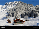 https://www.noelshack.com/2024-30-1-1721654083-chalet-suisse-de-haute-montagne-en-hiver-avec-le-wetterhorn-au-loin-at73aj.jpg