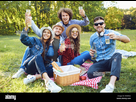 https://www.noelshack.com/2024-30-1-1721673884-un-groupe-de-jeunes-sur-un-pique-nique-dans-le-parc-rxmra2.jpg