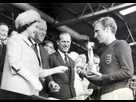 https://www.noelshack.com/2024-30-4-1721935516-the-queen-presents-the-1966-world-cup-to-england-captain-bobby-moore-7936243534.jpg