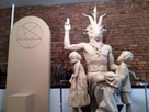 https://www.noelshack.com/2024-30-6-1722039113-le-capitole-de-loklahoma-chappe-une-statue-de-satan-baphomet-mais-en-ordonnant-l-viction-dune-table-des-dix-commandements-e1436275208533.jpg