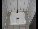 https://image.noelshack.com/fichiers/2024/34/1/1724079305-1024px-french-squatter-toilet.jpg