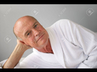 https://www.noelshack.com/2024-34-5-1724418558-10852172-vieil-homme-couch-dans-son-peignoir.jpg