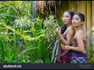 https://image.noelshack.com/fichiers/2024/35/6/1725083551-stock-photo-balinese-girls-with-bare-shoulders-in-traditional-costume-at-bali-and-tropical-green-flower-2334037095.jpg